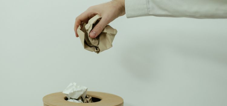 Complesso-di-inferiorità_Mano-butta-la-carta