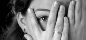Ragazza-si-compre-il-viso-con-le-mani