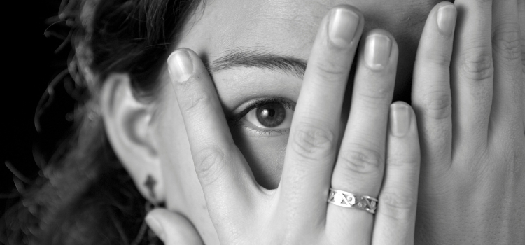 Ragazza-si-compre-il-viso-con-le-mani