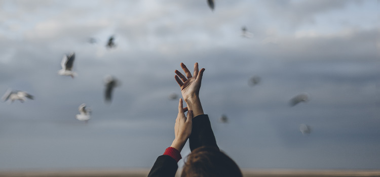 imparare-a-lasciar-andare-ragazza-con-mani-in-cielo
