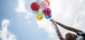 lasciar-andare-ragazza-lasacia-palloncini-per aria